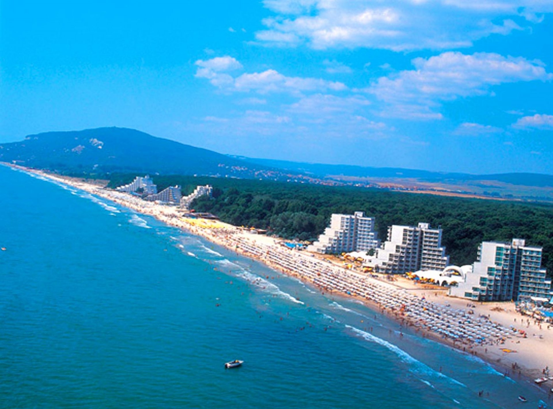 Где лучше отдохнуть на юге. Албене Болгария. Болгария море Албена. Албена курорт. Пляж золотые Пески Болгария.